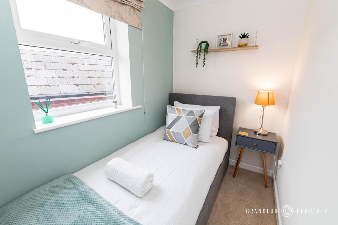 Stunning & Classy 2Bed House, Poole, Parking Kültér fotó
