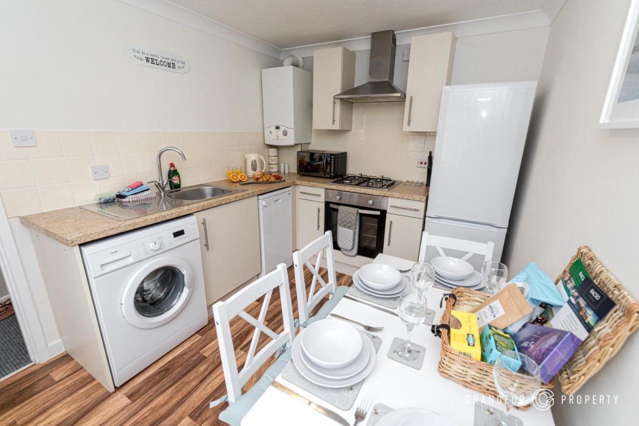 Stunning & Classy 2Bed House, Poole, Parking Kültér fotó
