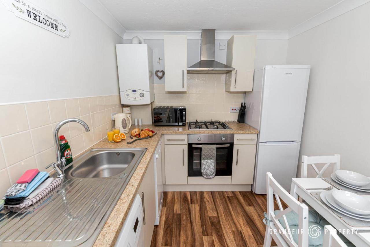 Stunning & Classy 2Bed House, Poole, Parking Kültér fotó