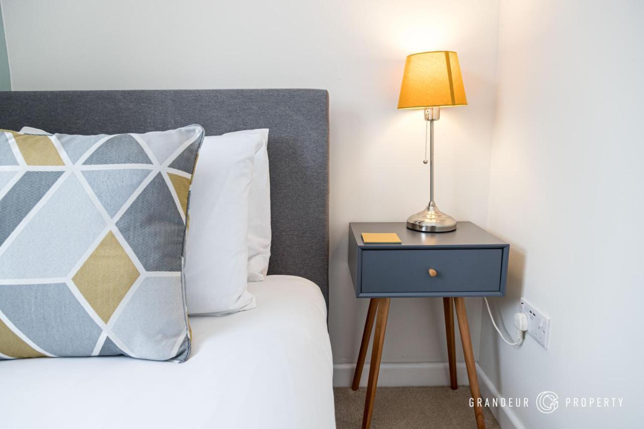 Stunning & Classy 2Bed House, Poole, Parking Kültér fotó