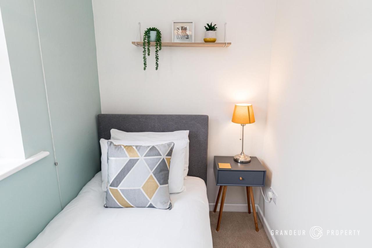 Stunning & Classy 2Bed House, Poole, Parking Kültér fotó