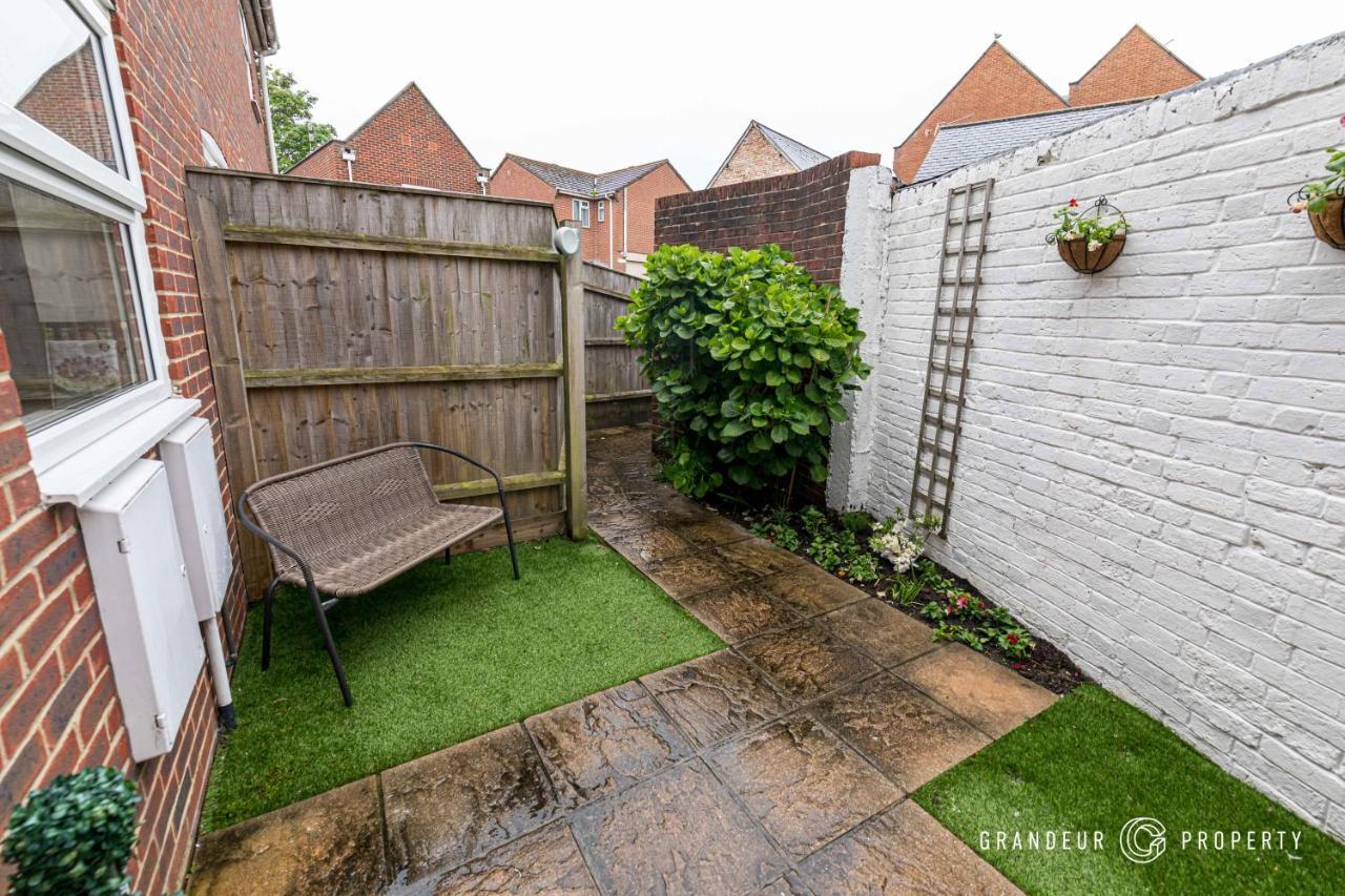 Stunning & Classy 2Bed House, Poole, Parking Kültér fotó
