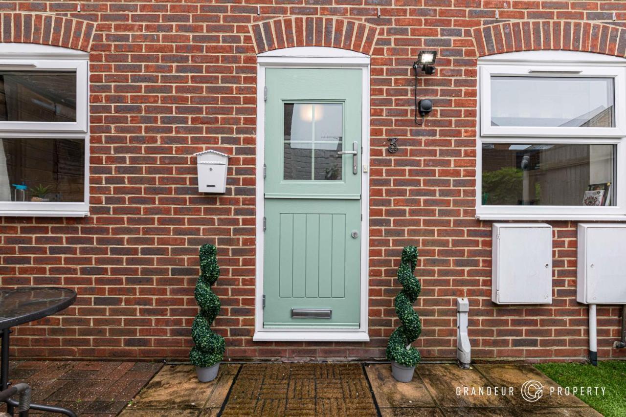 Stunning & Classy 2Bed House, Poole, Parking Kültér fotó